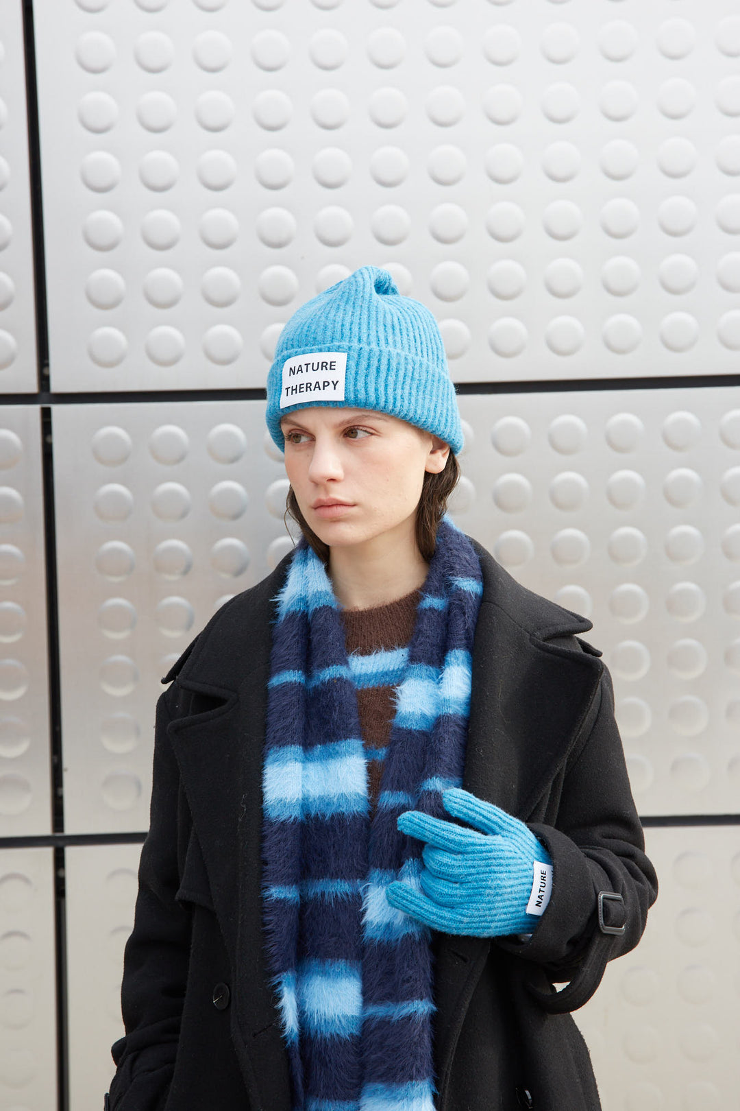 Sciarpa a righe lavorata a maglia STAY FOCUS filato peloso blu