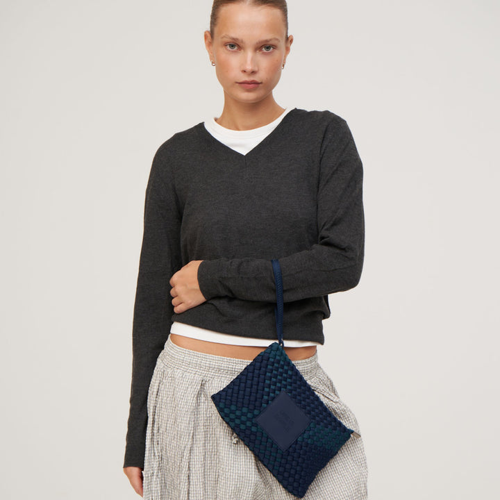 Pochette in neoprene 'LIFE IS SIMPLE' bicolore verde bottiglia e blu navy