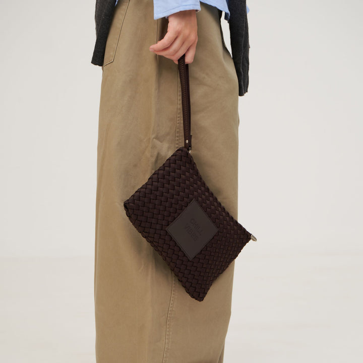 Pochette in neoprene 'CHILL VIBES' tinta unita - marrone