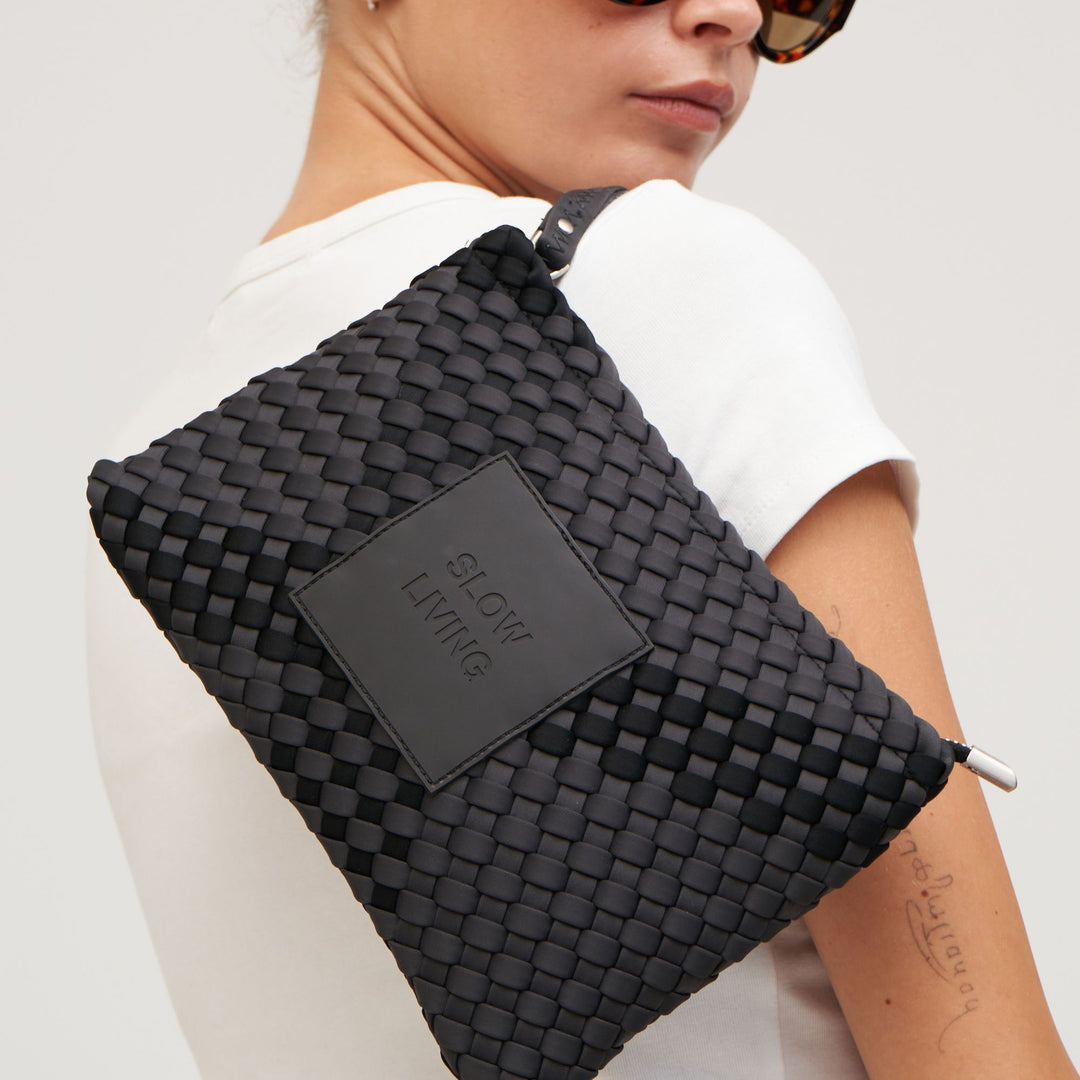 Pochette in neoprene 'SLOW LIVING' bicolore grigio e nero