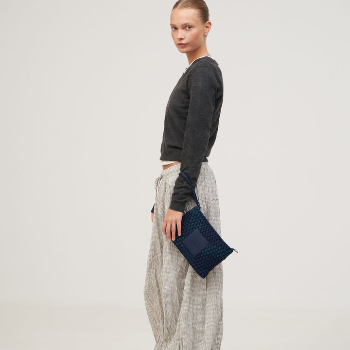 Pochette in neoprene 'LIFE IS SIMPLE' bicolore verde bottiglia e blu navy