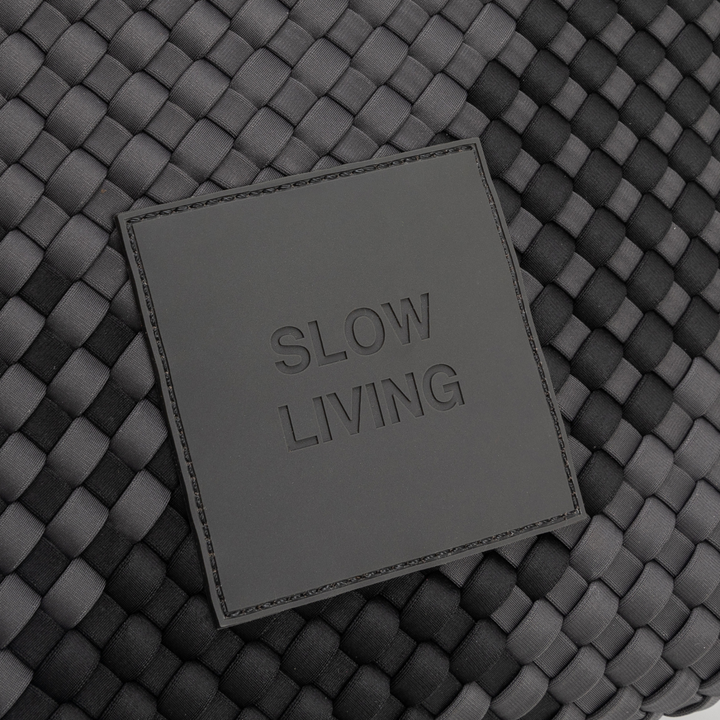 Borsa piccola in neoprene 'SLOW LIVING' bicolore grigio e nero